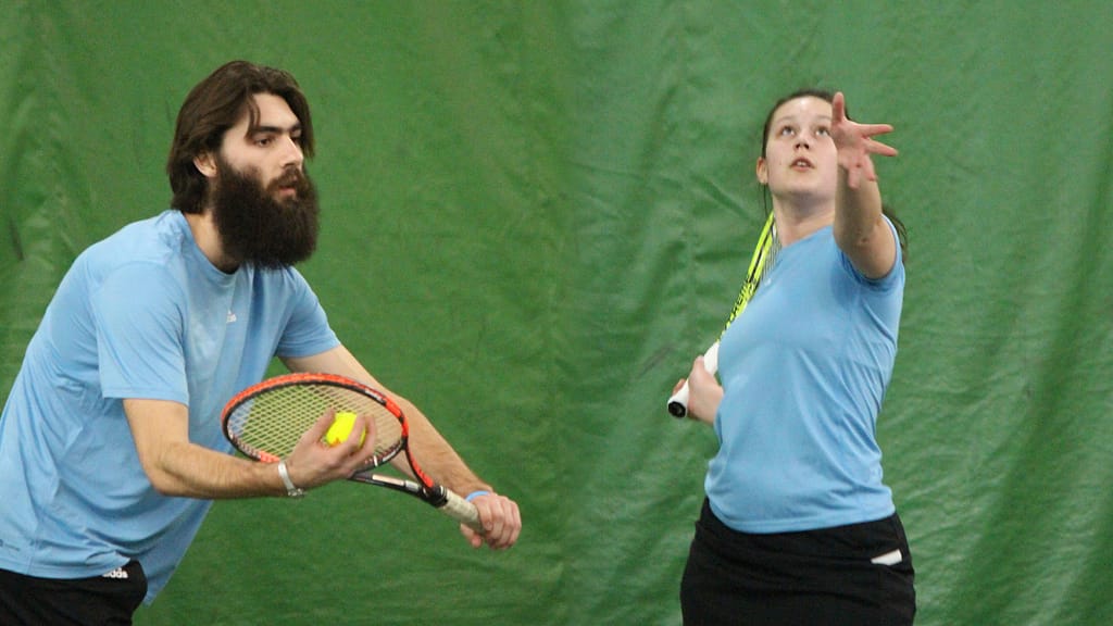 Women's tennis kicks off season with 7-2 victory