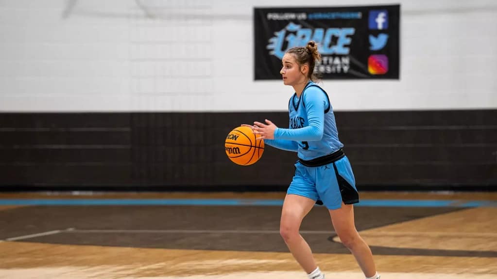 Womens Basketball Takes Down Sabercats