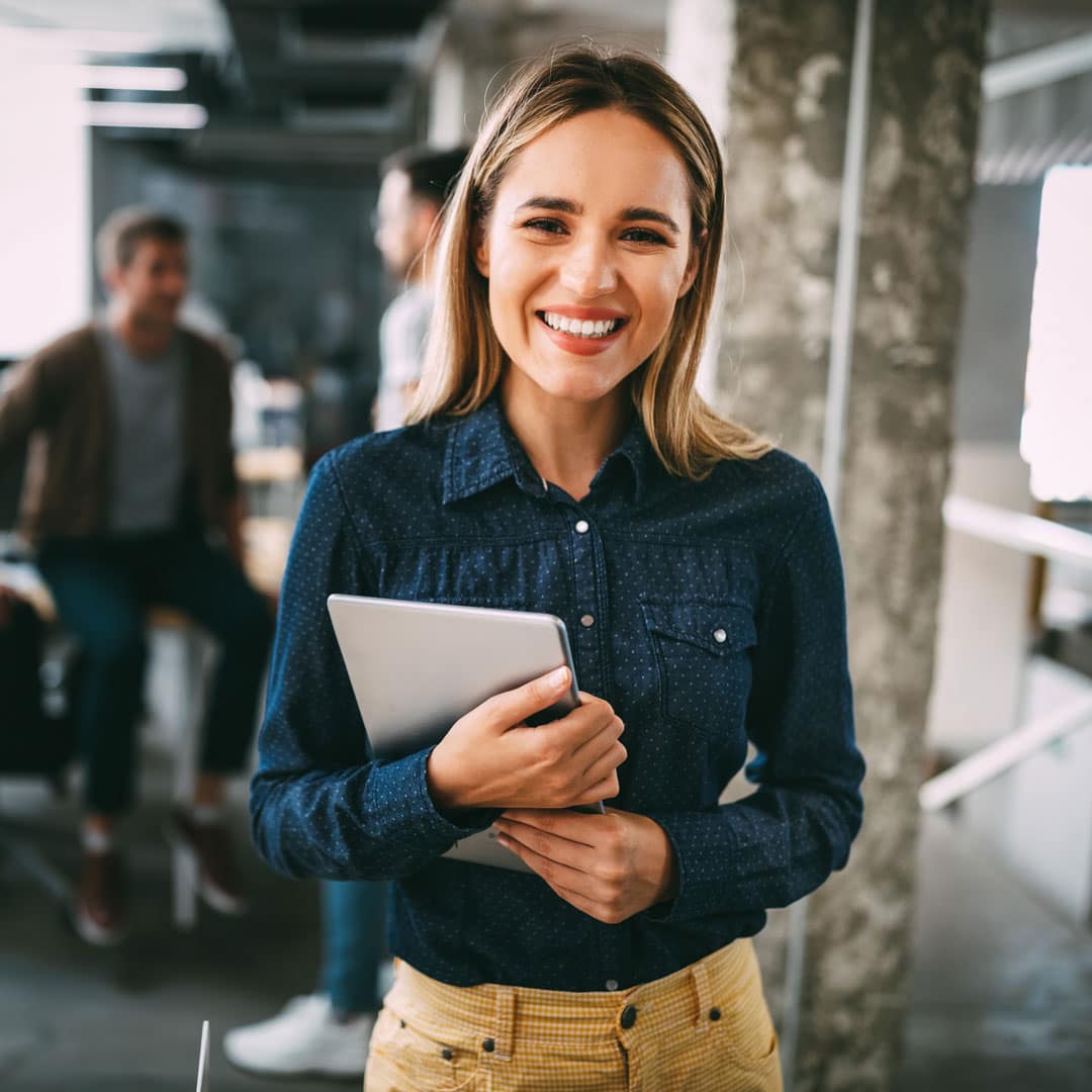 Online-Student-tablet Grace Online Business person with a tablet in a business office