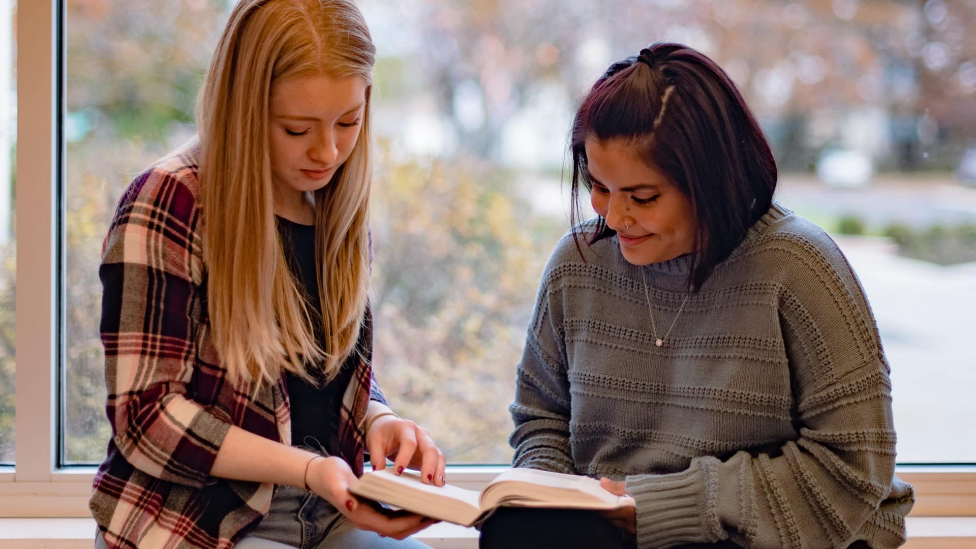 Leadership and Ministry students reading Bible