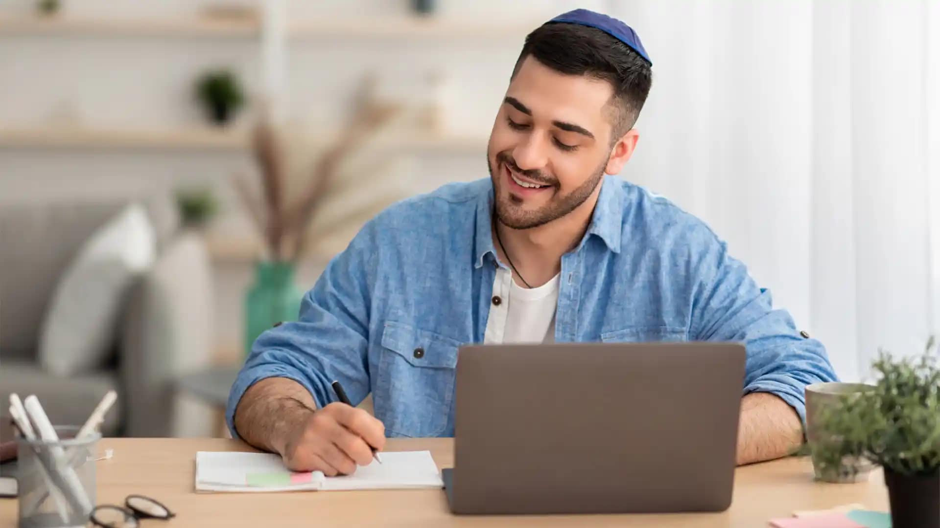 man-studying-online man-studying-online