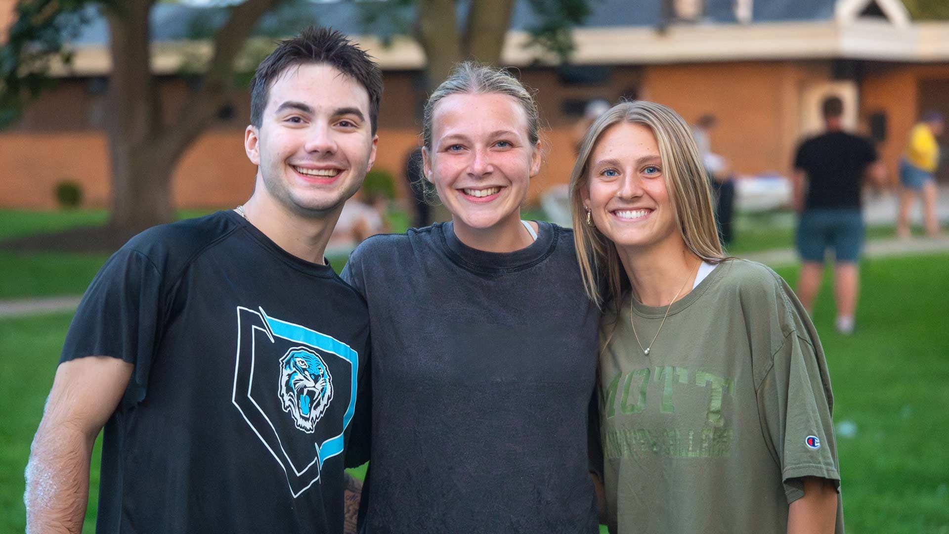 Grace-On-Campus-Students-8 A group of Grace students outside on campus