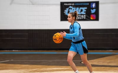 Womens Basketball Takes Down Sabercats